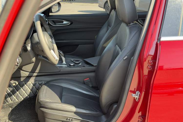 Used Alfa Romeo Giulia 2017 2.0T 200HP Luxury Edition
