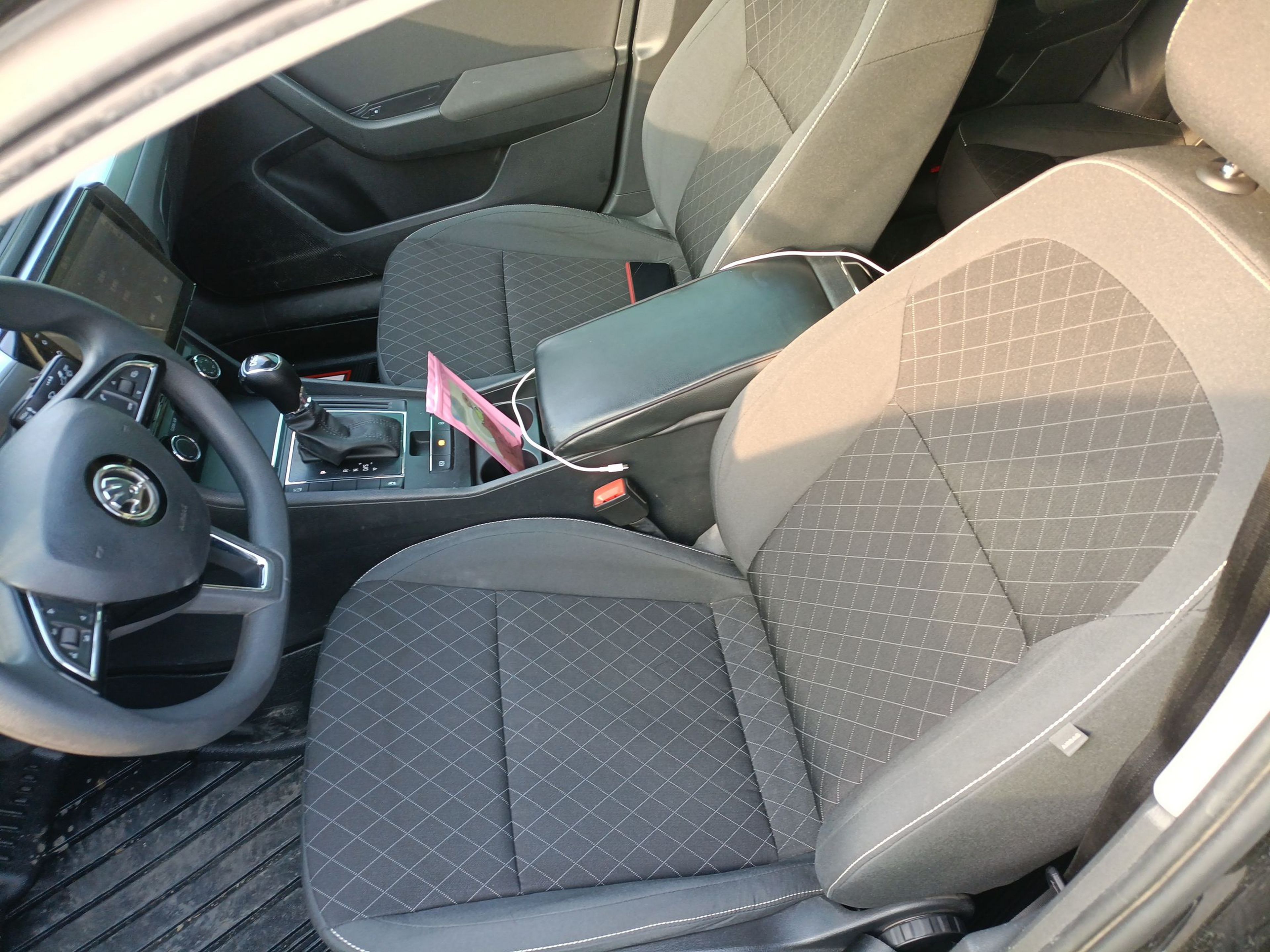 المقاعد الأمامية داخل السيارة