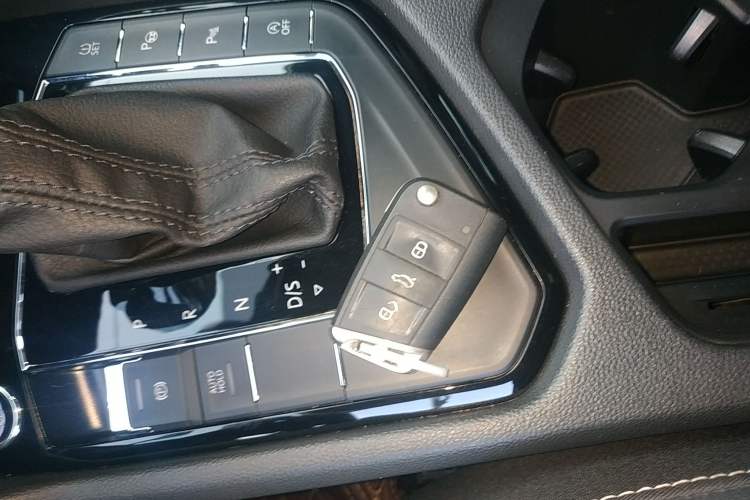 Used Volkswagen Tiguan L 2019 330TSI Automatic Two-Wheel Drive Smart Luxury Version China VI Standard
