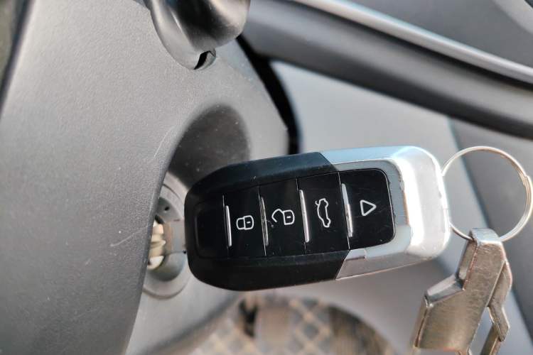 Used SAIC MAXUS Xintu V80 2021 2.0T PLUS Manual Aoyuntong Short Wheelbase Mid-Roof 5/6-Seater