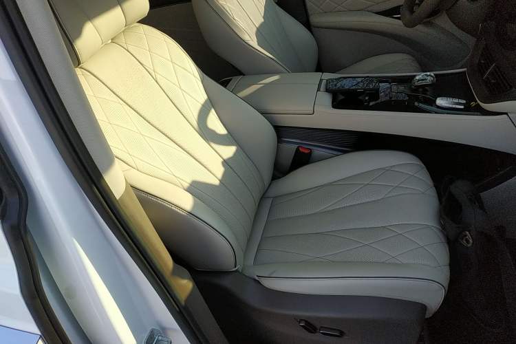 Used Denza D9 2022 DM-i 1040 Prestige Model
