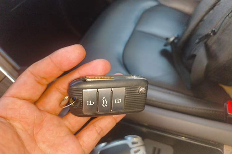 Used Roewe RX8 2019 30T Smart Connectivity Two-Wheel Drive Supreme Flagship Edition
