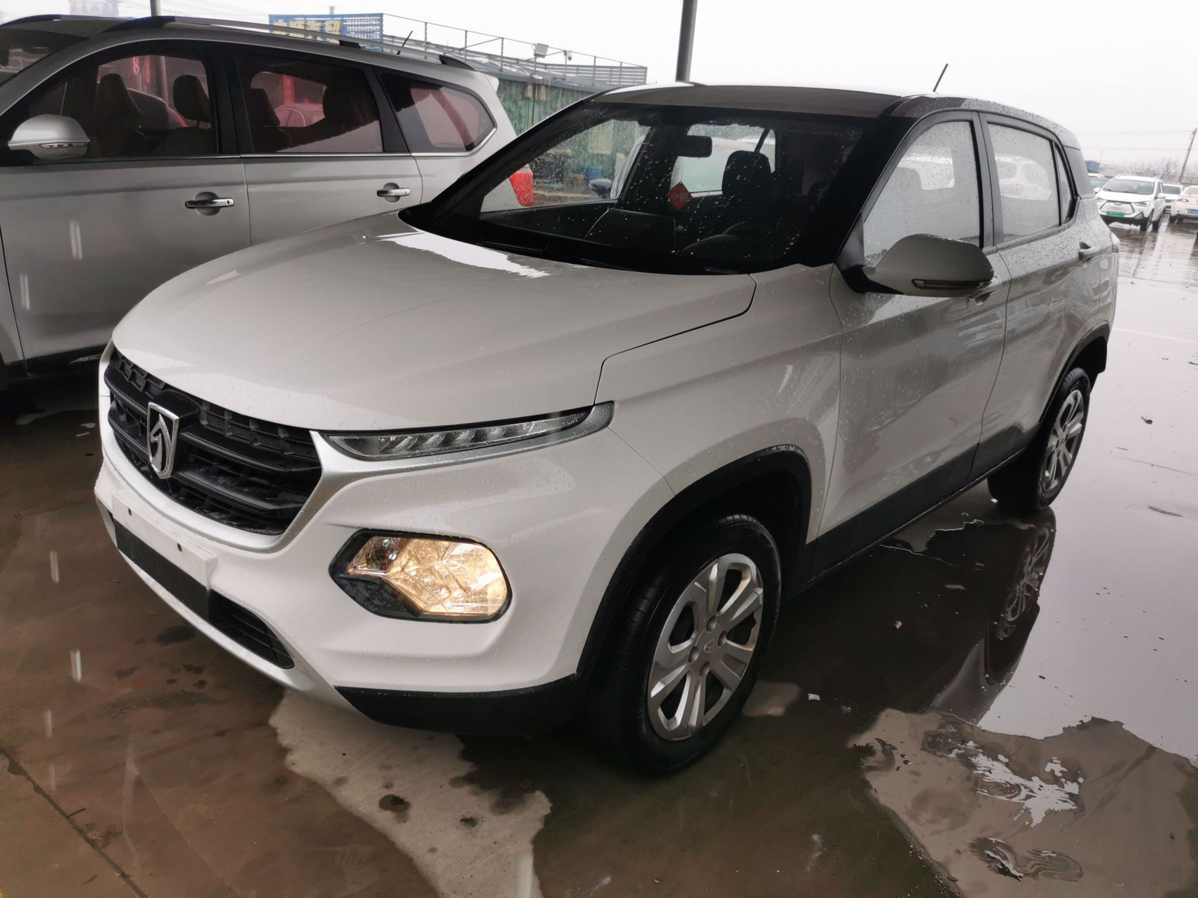 Под передней частью автомобиля