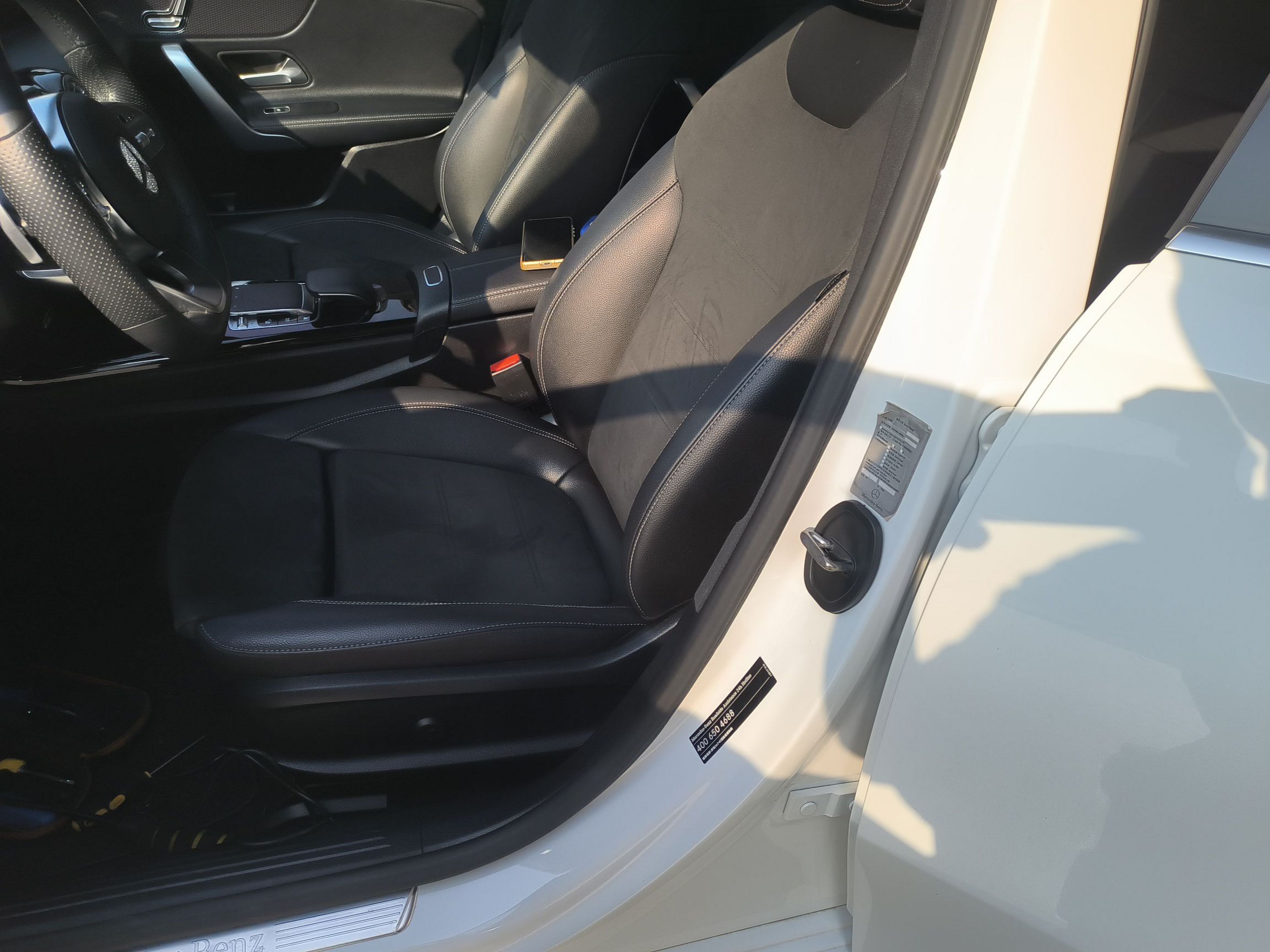 المقاعد الأمامية داخل السيارة