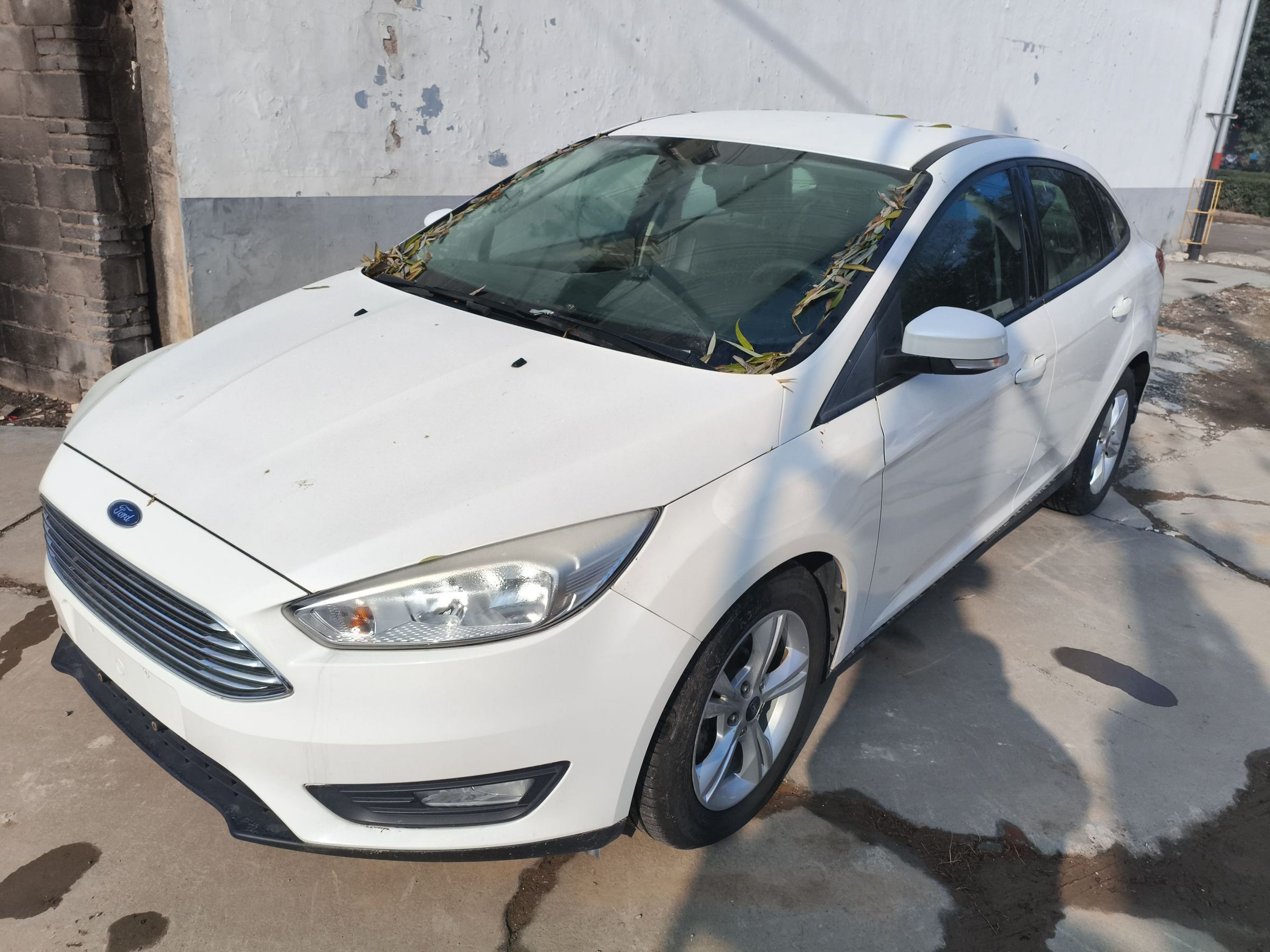 Под передней частью автомобиля