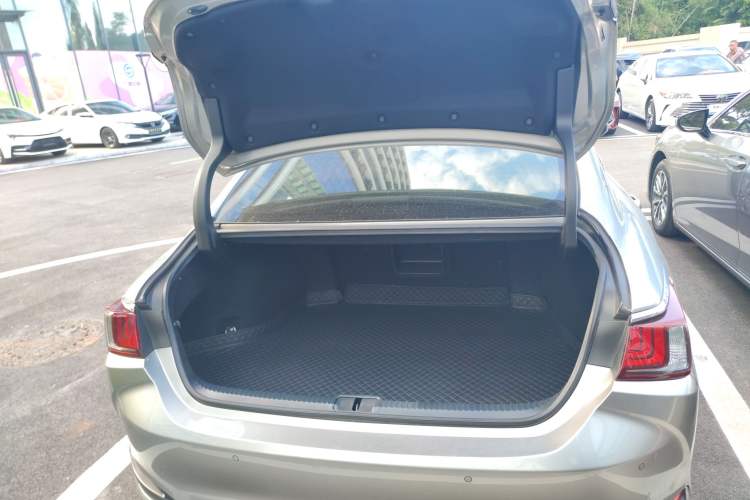 Used Lexus ES 2021 300h Excellence Edition
