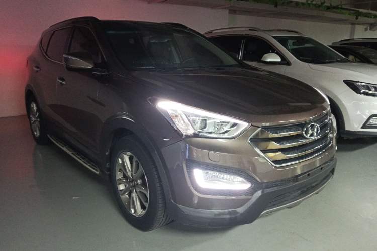 Used Hyundai Santa Fe 2013 Revised Version 2.4L Automatic All-Wheel Drive Luxury Trim

