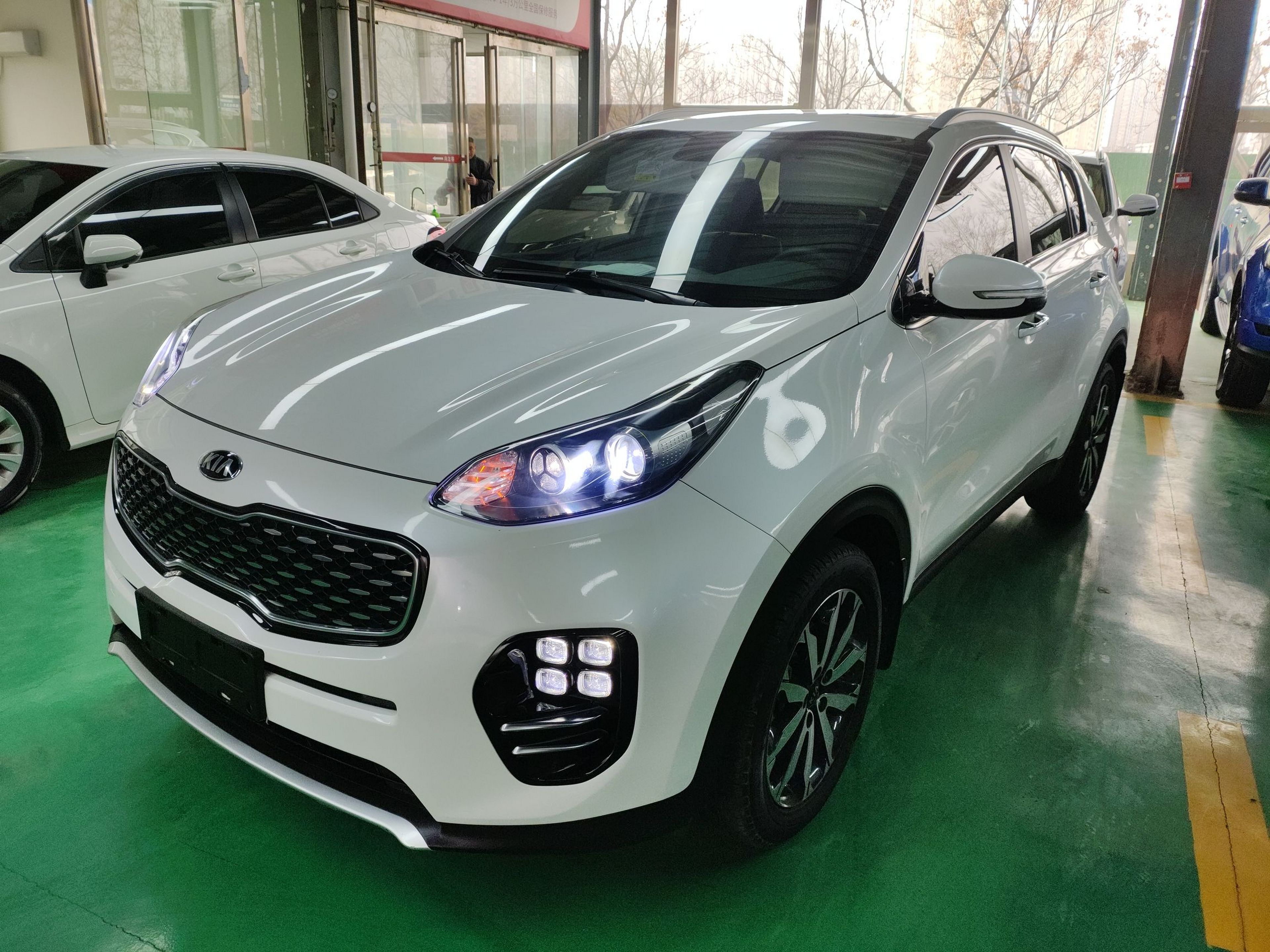 Под передней частью автомобиля