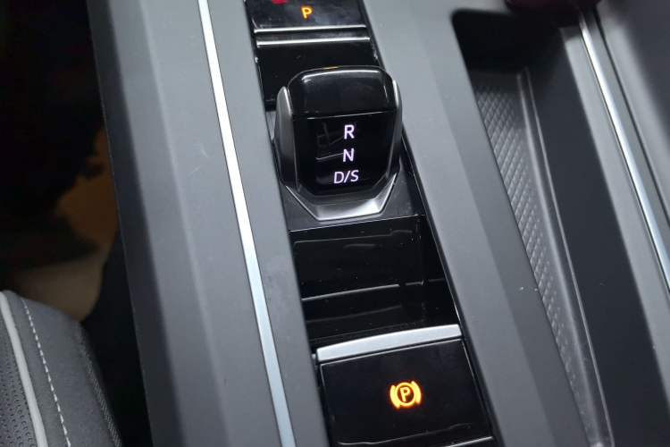 Used Volkswagen Golf 2023 Facelift 280TSI DSG R-Line Lite
