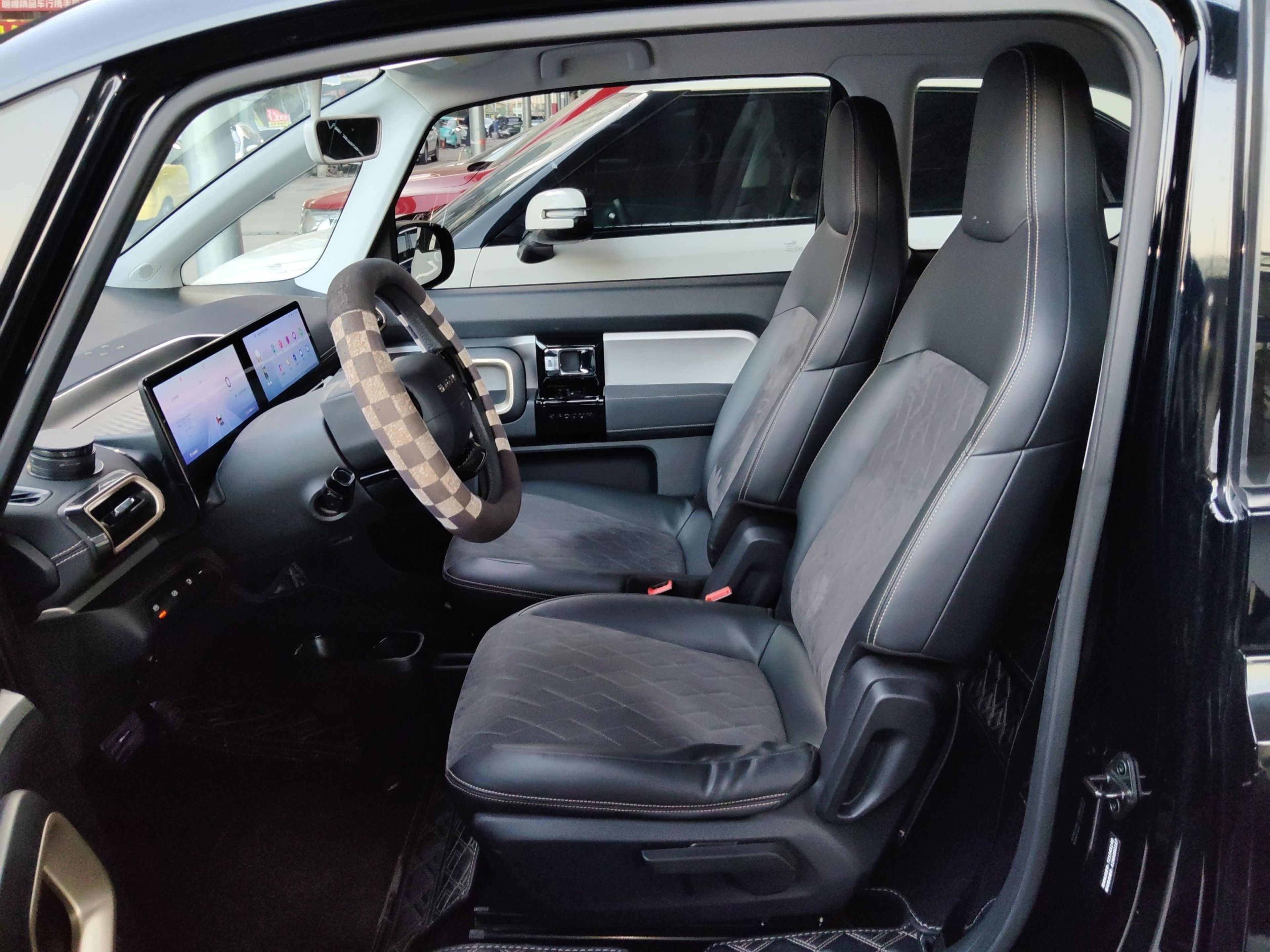 Переднее сиденье в автомобиле