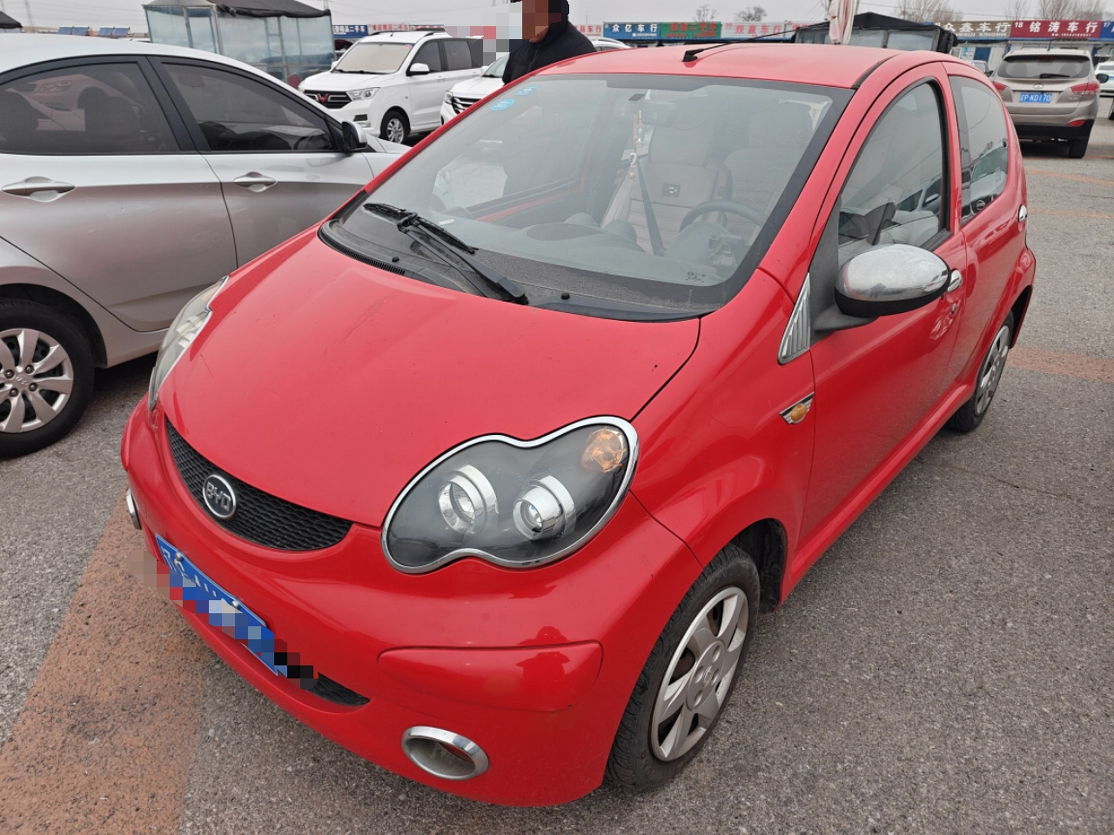 تحت مقدمة السيارة