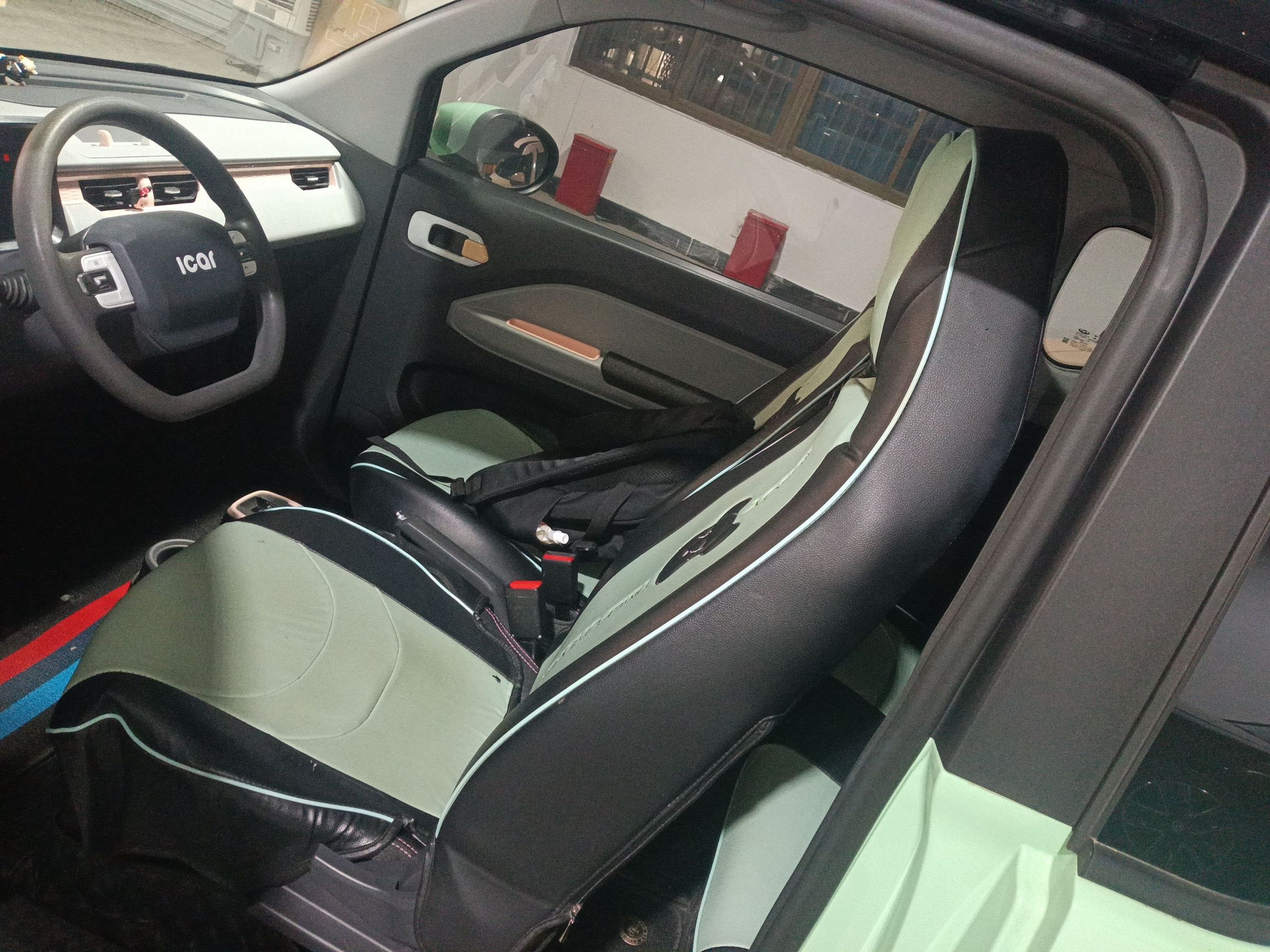 المقاعد الأمامية داخل السيارة