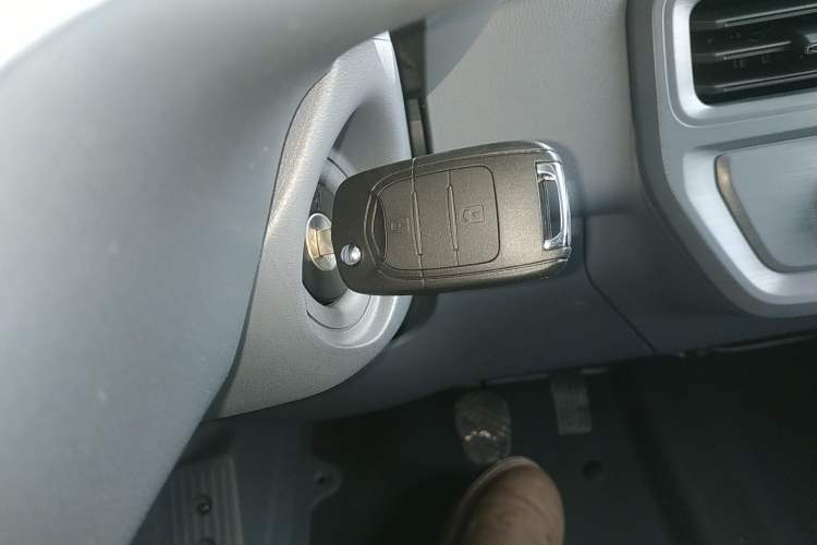 Used Wuling Yangguang 2024 300KM Comfort Version Passenger Van 75kW
