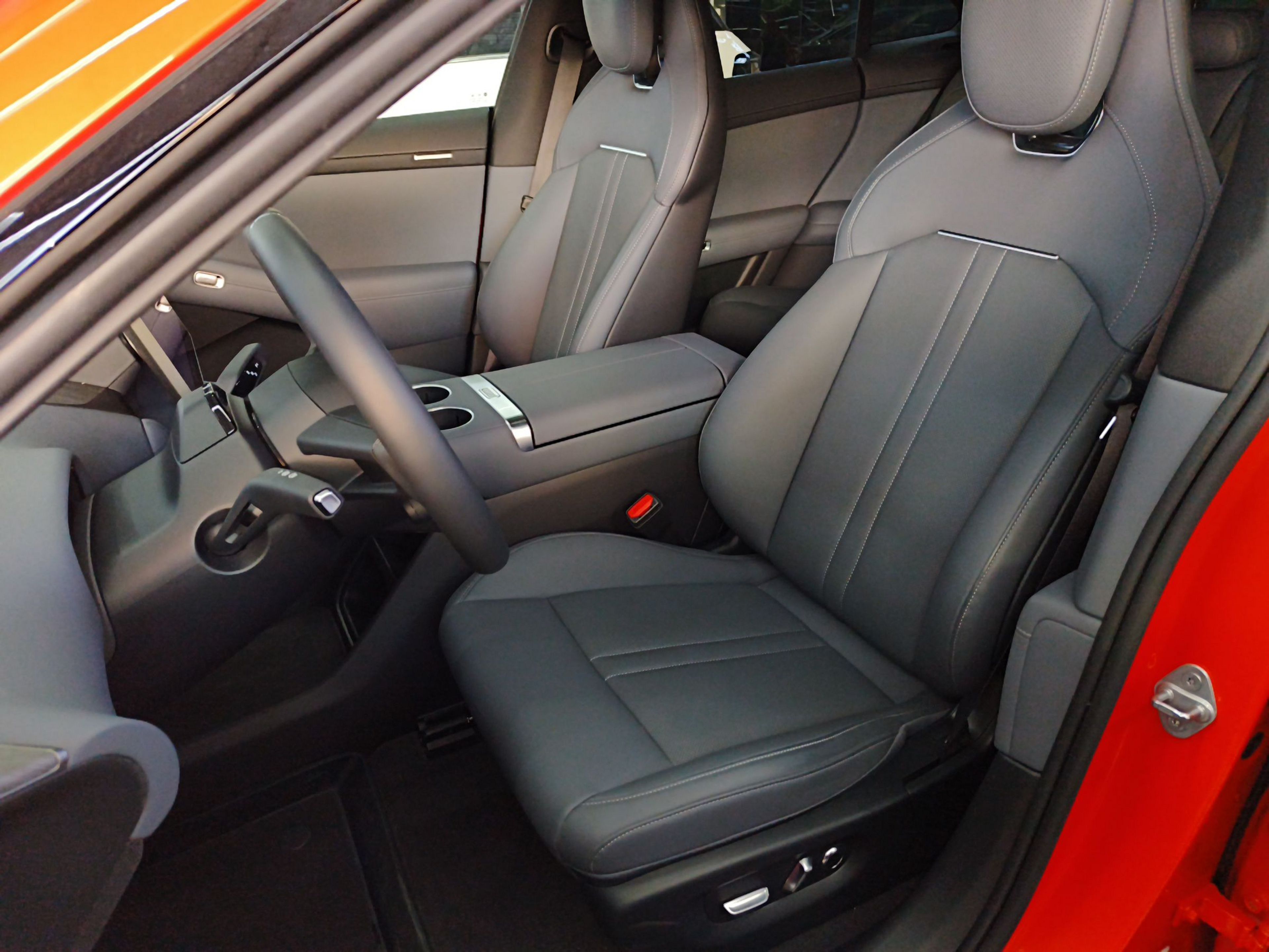 Переднее сиденье в автомобиле