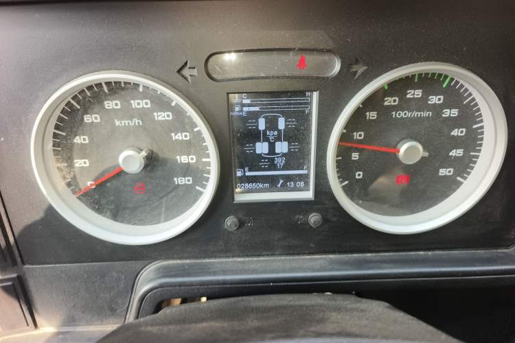 Used Iveco Daily 2021 2.5T A35 M1 Passenger Van 5-9 Seater Short Wheelbase Low Roof Dual Tires Manual Doors
