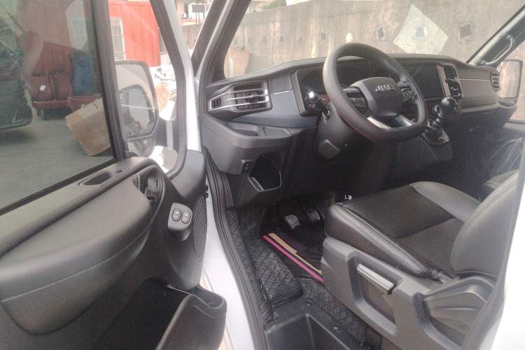 Used JMC Fushun 2025 2.0T 6MT Diesel Short-Wheelbase Low-Roof Commercial Multi-Purpose Passenger Vehicle with 5/6 Seats and Lift-Up Tailgate
