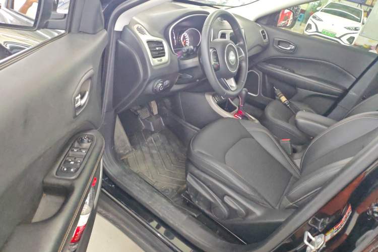 Used  Compass 2020 220T Automatic Leading Edition
