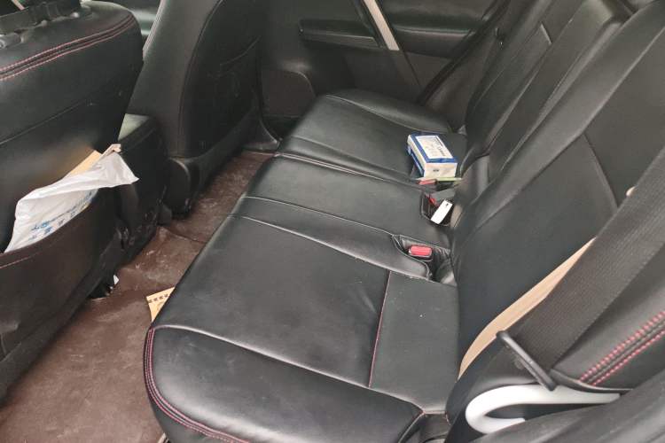 Used Toyota RAV4 2016 2.0L CVT Two-Wheel Drive Fashion Edition China V Standard
