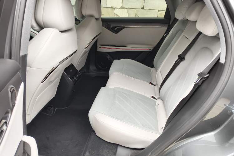 Used VOYAH FREE 2025 318 259 km All-Wheel-Drive Exploration Edition