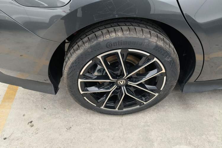 Used Changan UNI-V iDD 2024 Blue Whale Smart Electric iDD 136km ZhiKu Model
