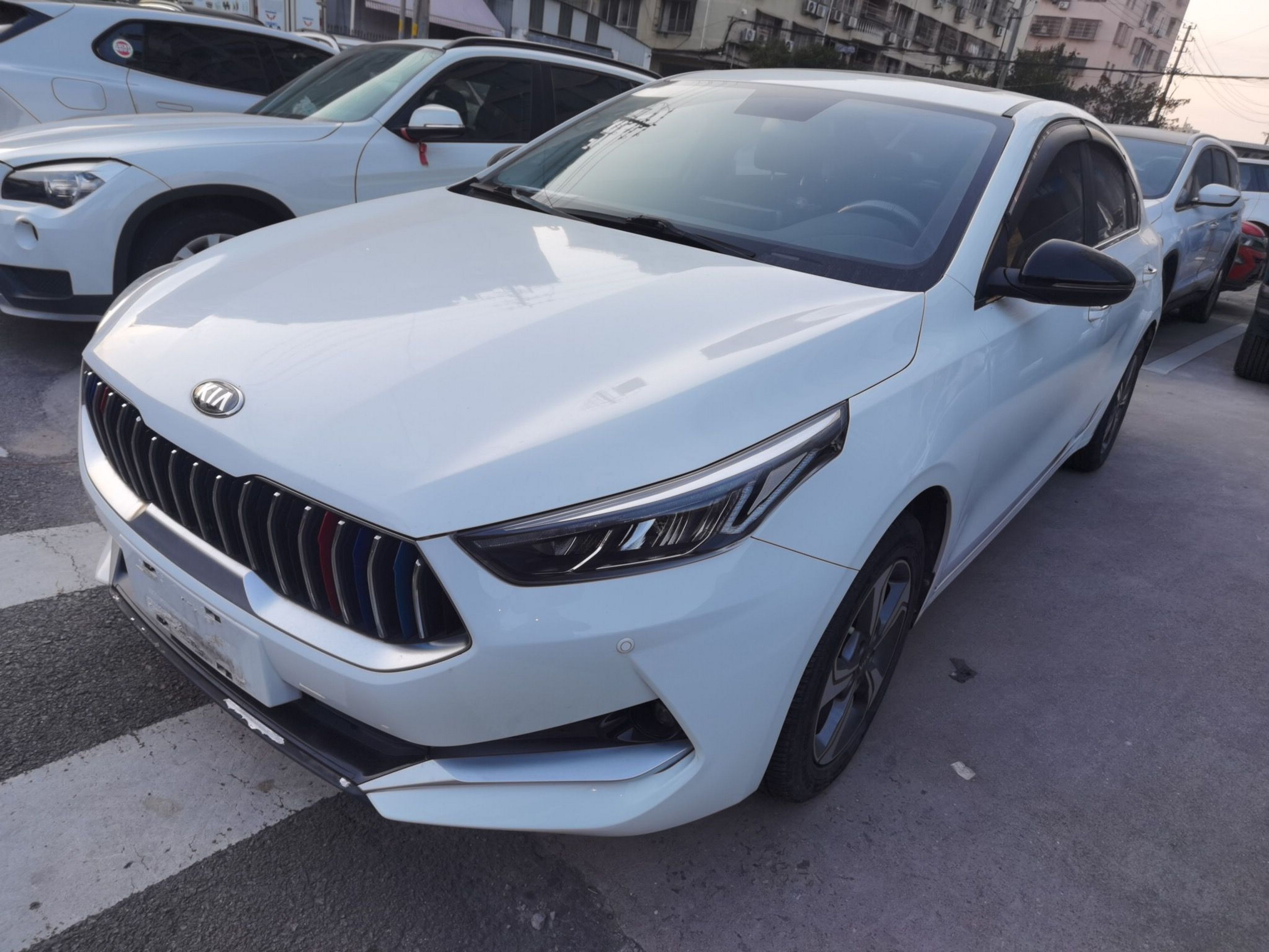 Под передней частью автомобиля