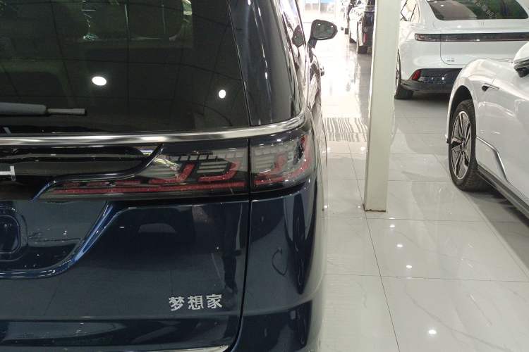 Used VOYAH Dream 2025 EV Four-Wheel Drive Flagship Kunpeng Edition