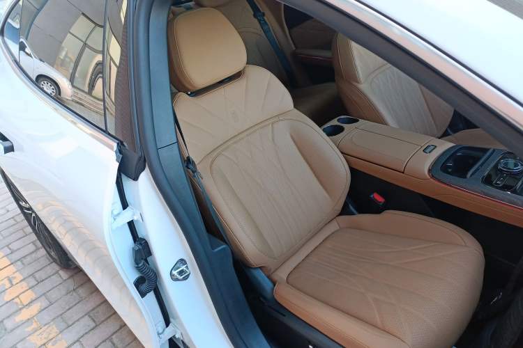 Used  Galaxy 8 2025 130km EM-i Deluxe Edition
