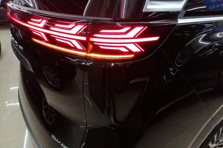 Used Denza D9 2025 DM-i Smart Drive 1020 Four-Wheel Drive Deluxe Model
