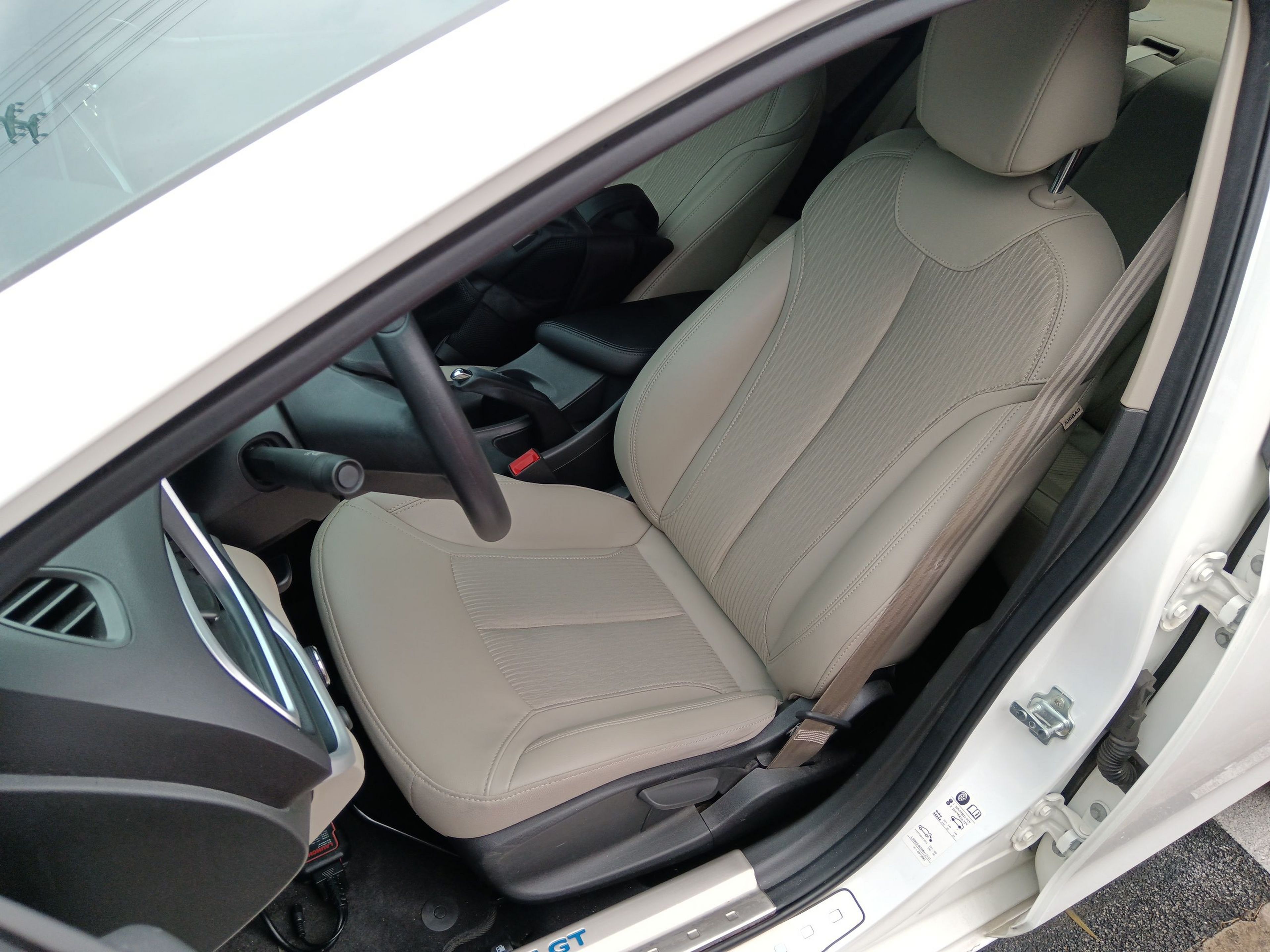 Переднее сиденье в автомобиле