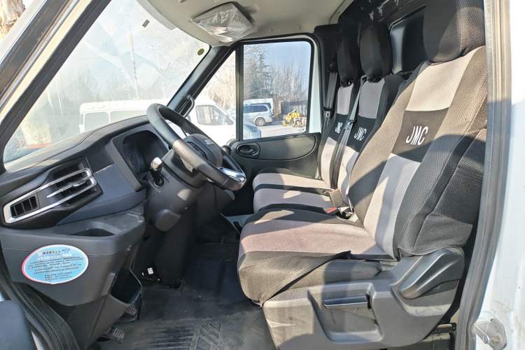 Used JMC Fushun 2022 2.0T Manual Van Short Wheelbase Mid-Height Roof 3-Seater
