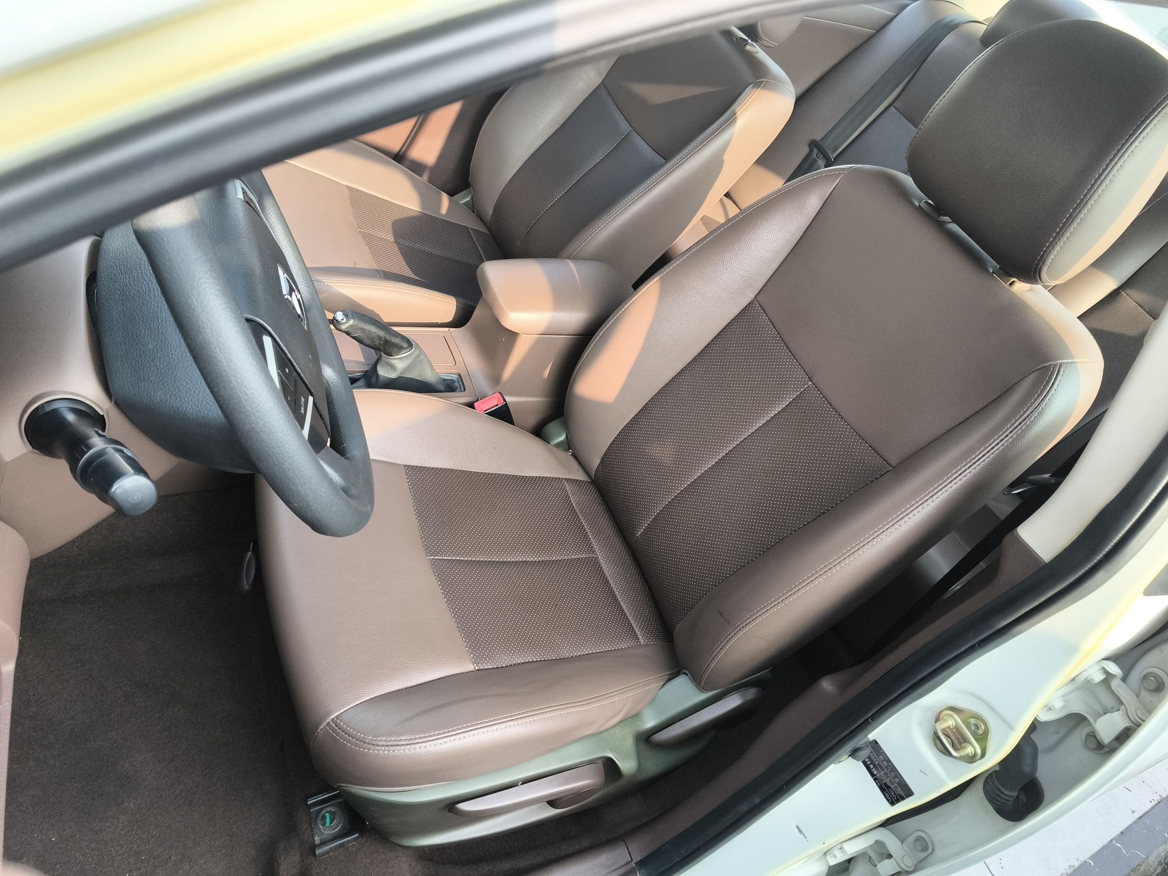 المقاعد الأمامية داخل السيارة