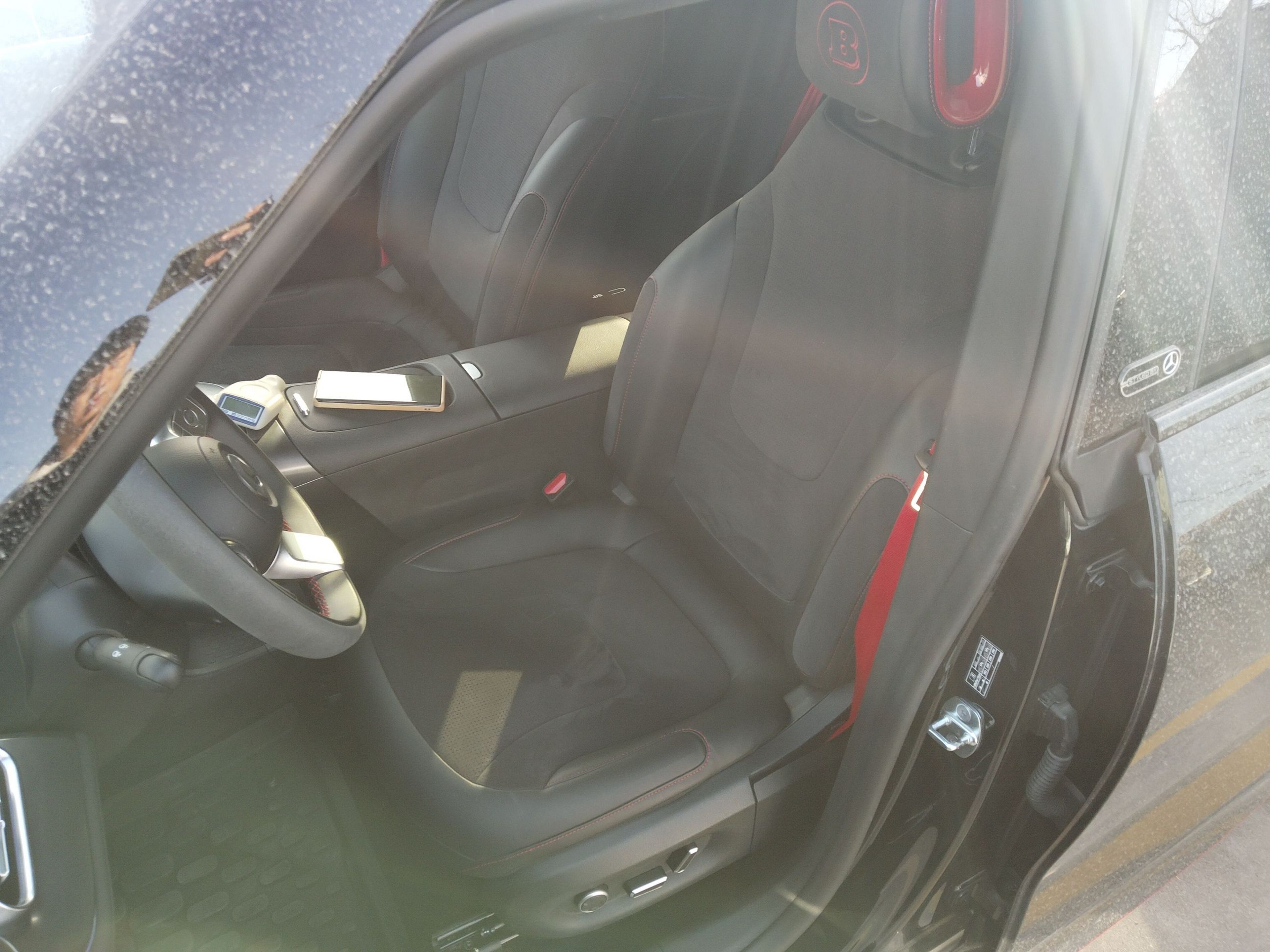 المقاعد الأمامية داخل السيارة