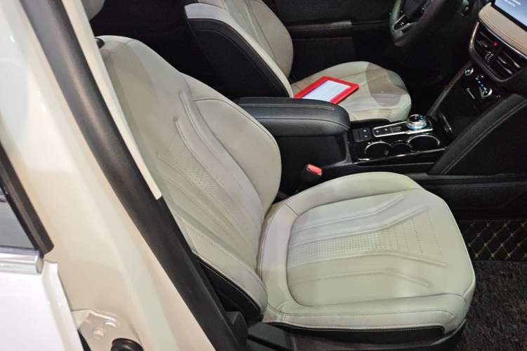 Used Ford Escape 2020 EcoBoost 245 Two-Wheel-Drive Titanium Edition
