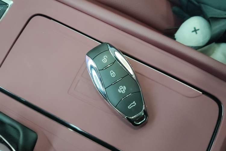 Used Hongqi H5 2025 2.0T Automatic Flag Edition – 500 000 Units Commemorative Version
