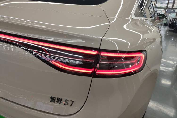 Used Hima Luxeed S7 2025 855 km Max
