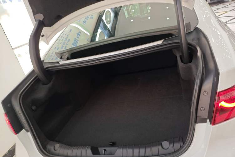 Used Jaguar XFL 2023 XFL 2.0T P250 Two-Wheel-Drive Elite Sport Gold Edition
