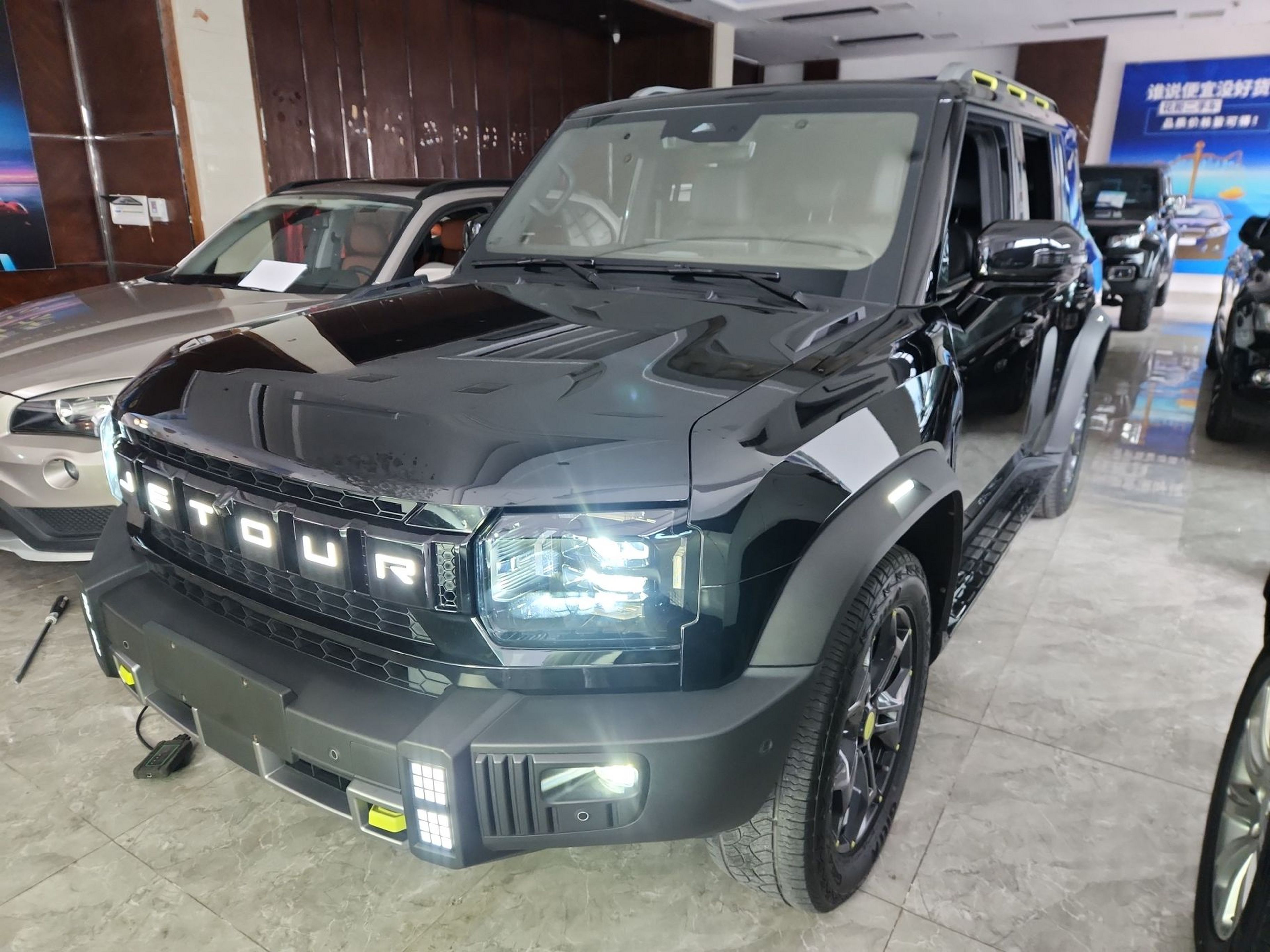 تحت مقدمة السيارة