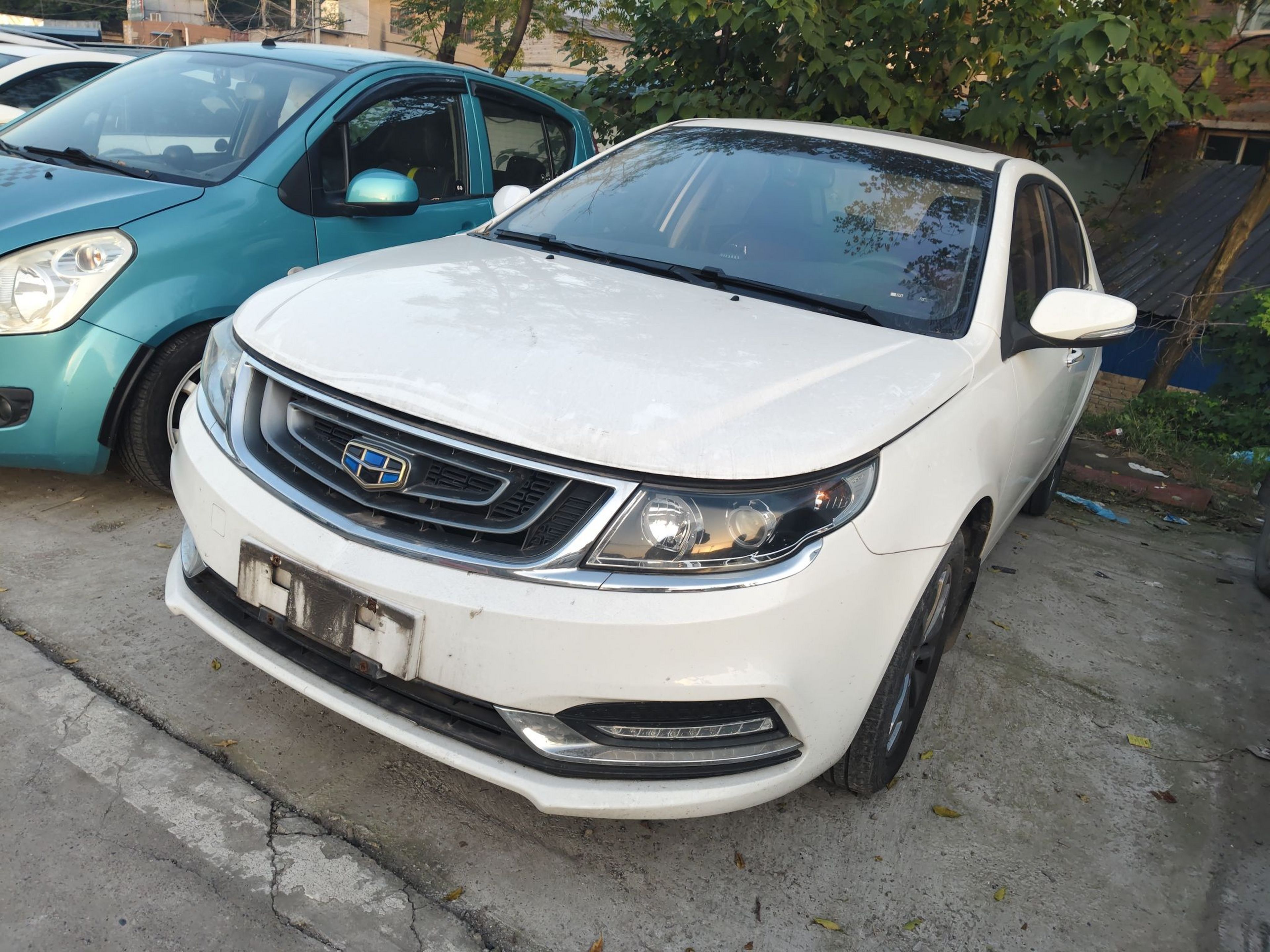 Под передней частью автомобиля