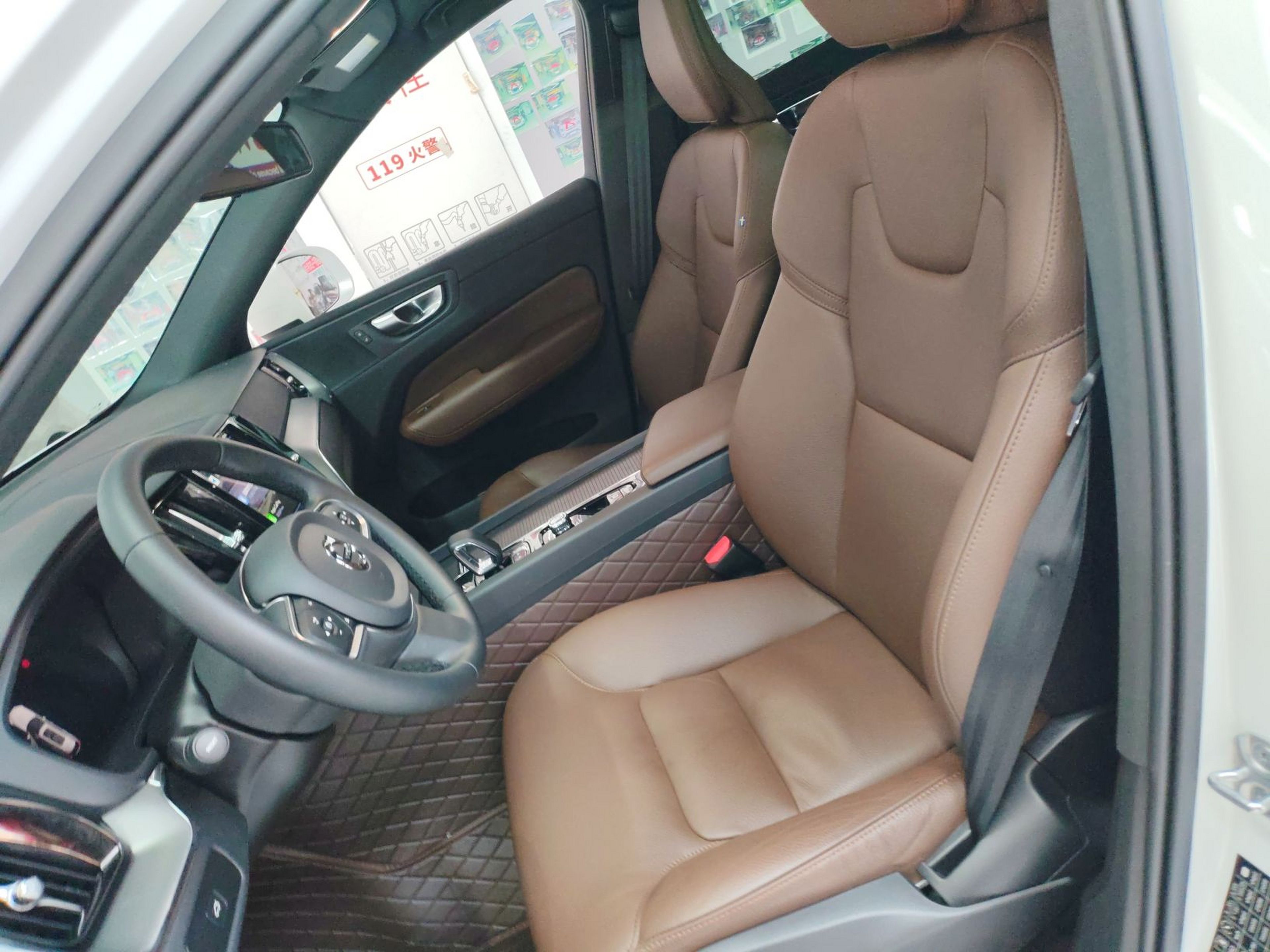 المقاعد الأمامية داخل السيارة