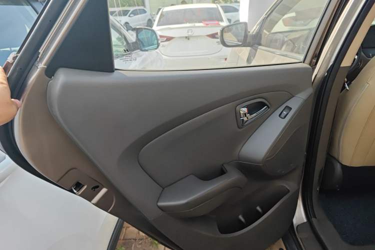 Used Hyundai ix35 2015 2.0L Automatic 2WD Smart Type China IV
