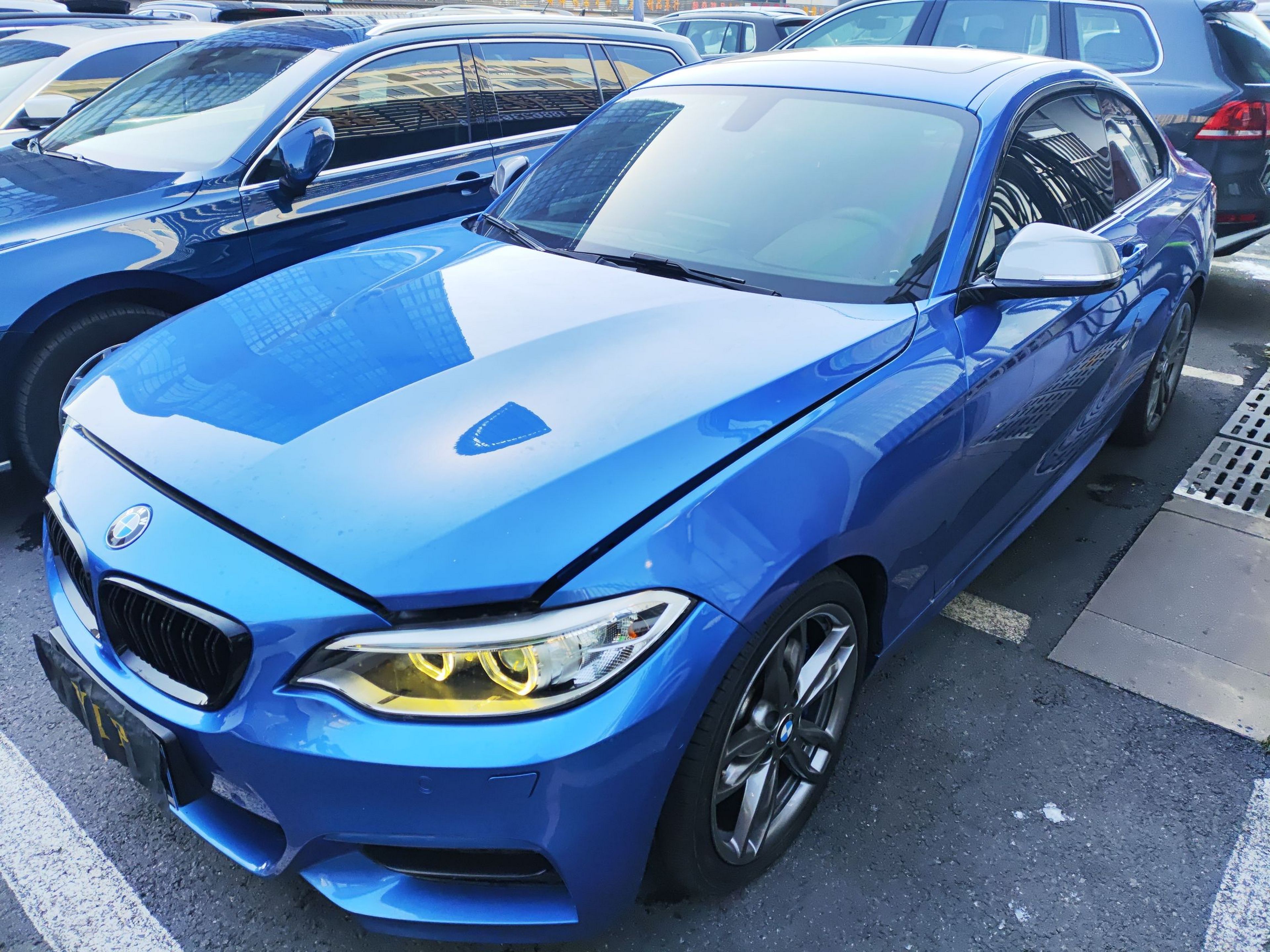 Под передней частью автомобиля