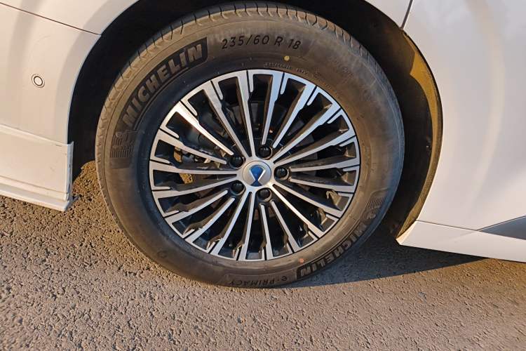 Used Denza D9 2022 EV 600 Four-Wheel Drive Flagship Model