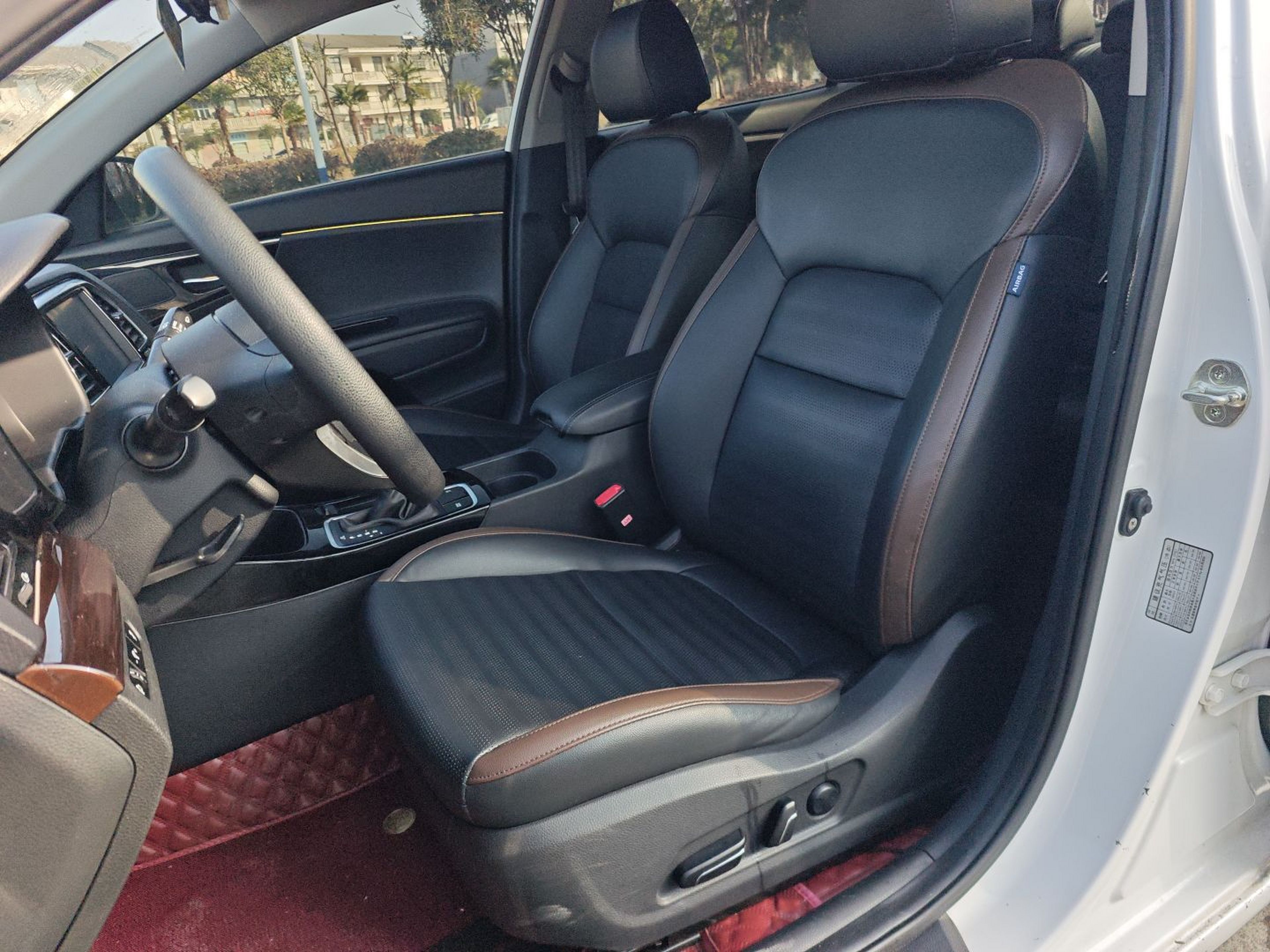 المقاعد الأمامية داخل السيارة