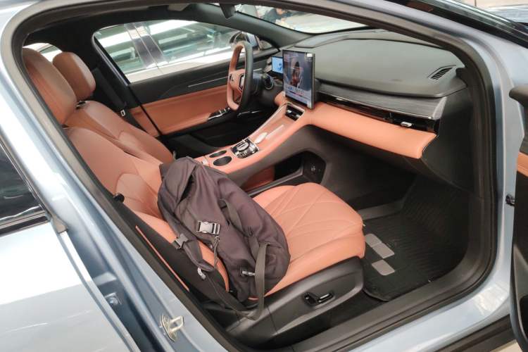 Used  L6 2025 EM-i 140km Starship Edition
