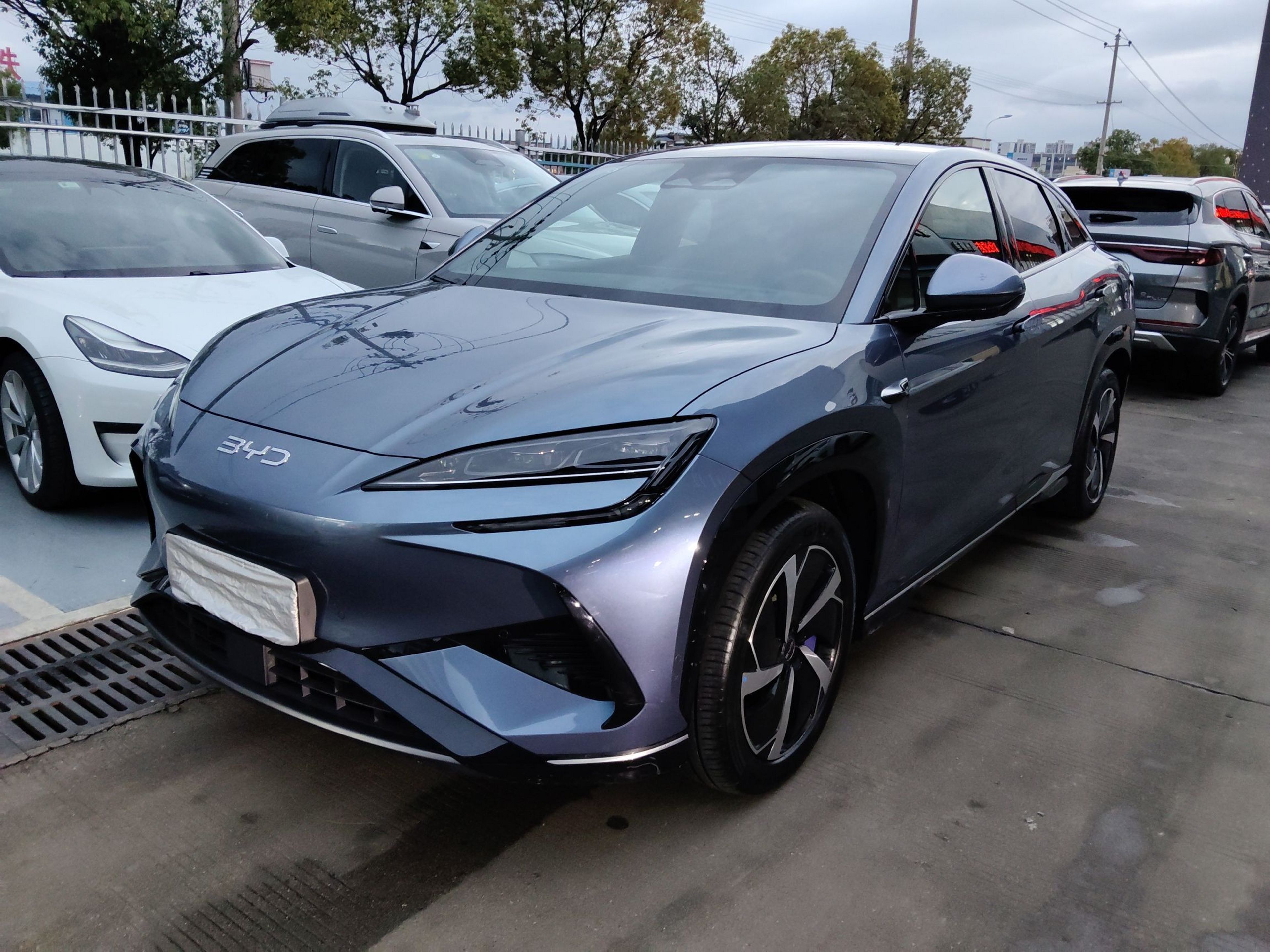 Под передней частью автомобиля