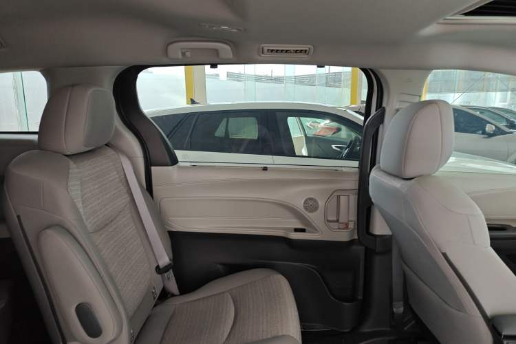 Used Toyota Sienna 2024 2.5L Hybrid Comfort Edition
