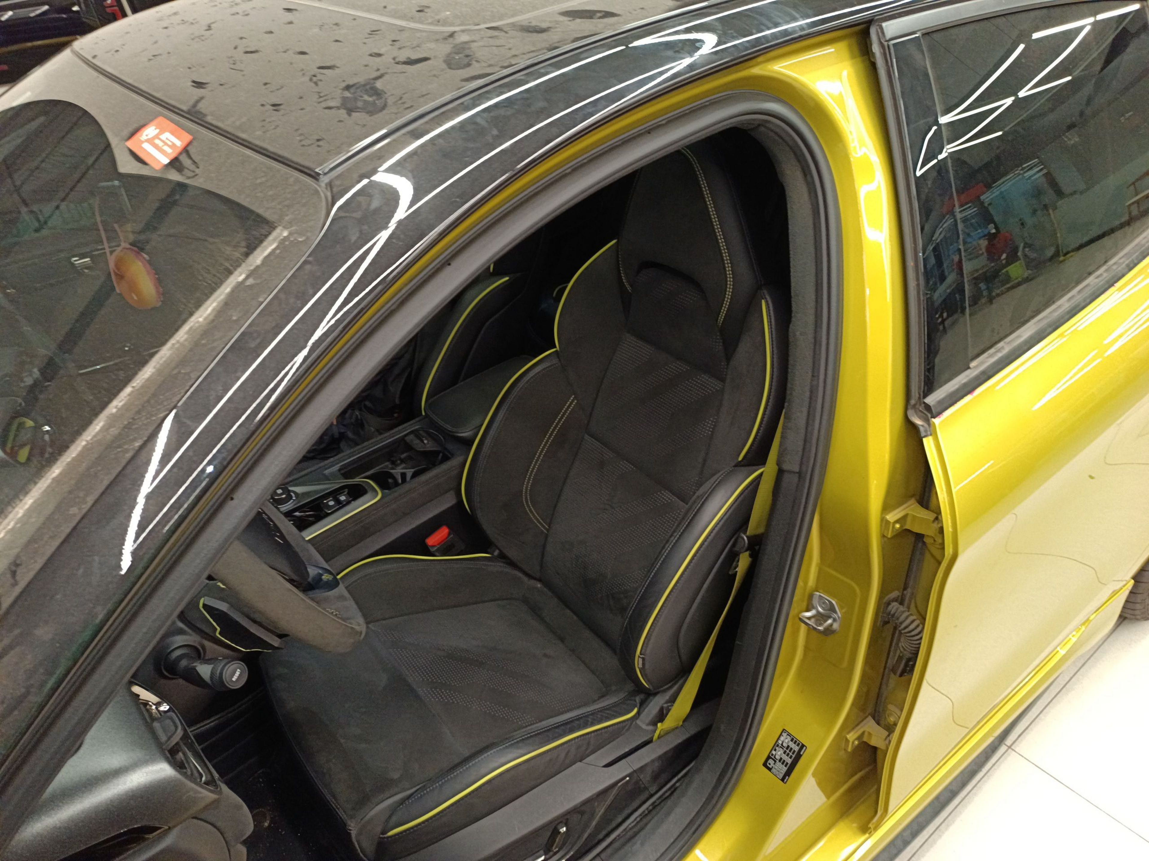 Переднее сиденье в автомобиле