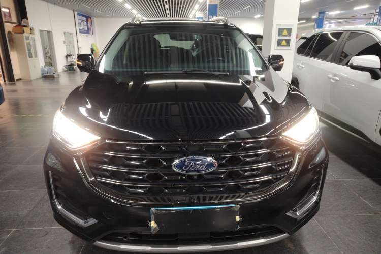 Used Ford Edge 2021 PLUS EcoBoost 245 Two-Wheel-Drive Titanium 7-Seater
