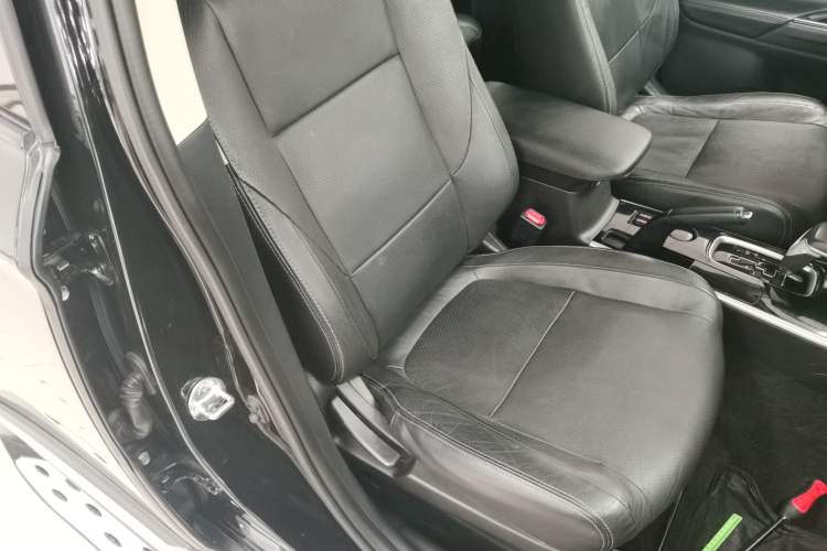 Used Mitsubishi Outlander 2018 2.0L Two-Wheel-Drive Jiale Edition 7-Seater
