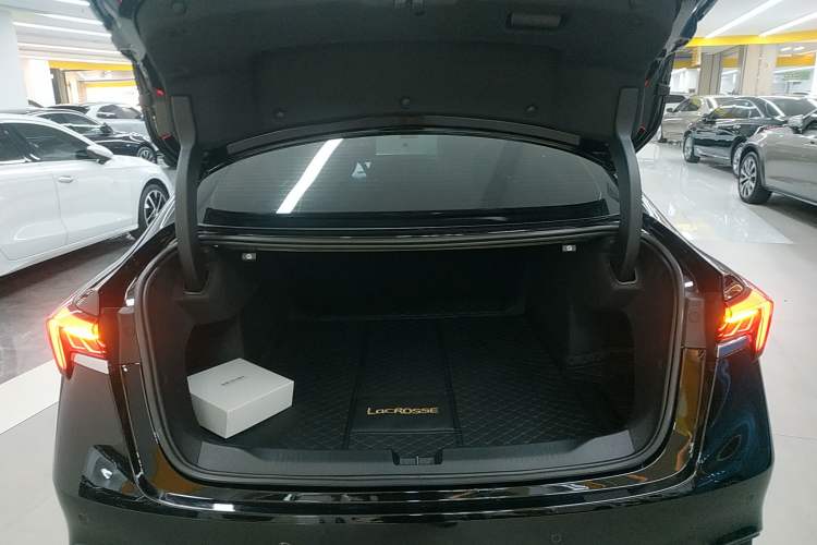 Used Buick LaCrosse 2025 28T Platinum Edition
